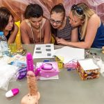 Nők, akik tanfolyamon tanulnak szexelni