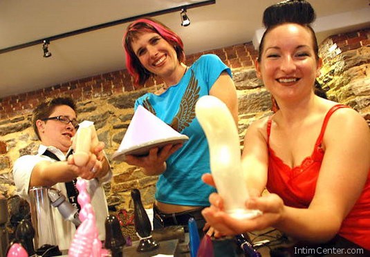 szexshopban_vasarolnak_a_nok