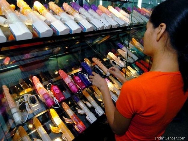 szexshopban_vibratorok_kozul_valogat_egy_no_Intim_Center
