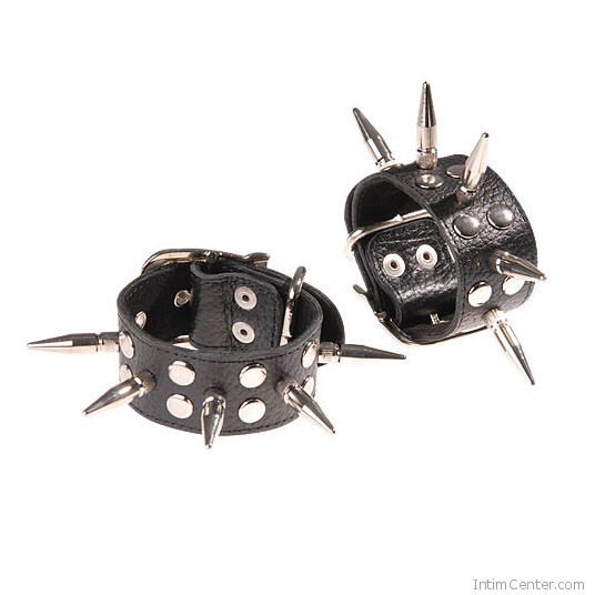 Valódi bőr csuklópánt, vad nikkelezett tüskékkel Valódi bőr csuklópánt, vad nikkelezett tüskékkel